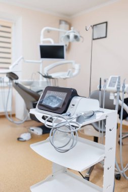 Modern diş sağlığı kliniği, diş hekimlerinin kullandığı diğer aksesuarlar..