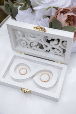 Yeni evliler için düğün gününde altın alyanslar. Pahalı metalden mücevherler.