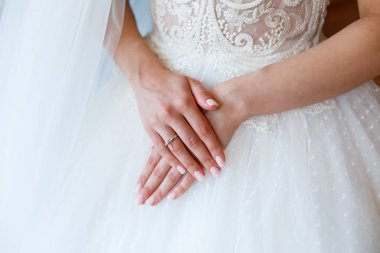 Düğün gününde güzel bir genç kız gelin. Beyaz gelinlik. Kadınlar için modern kıyafetler.