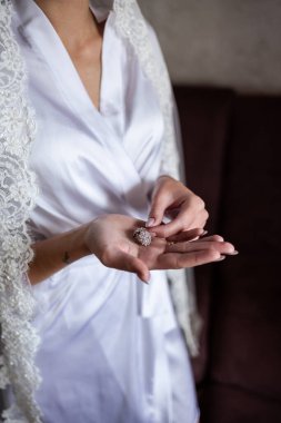 Düğün gününde güzel bir genç kız gelin. Beyaz gelinlik. Kadınlar için modern kıyafetler.