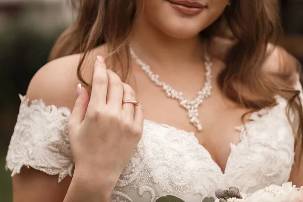 Schöne Junge Braut Einem Hochzeitstag Weißes Brautkleid Moderne Schicke Kleidung — Stockfoto