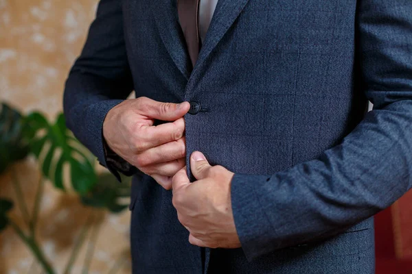 Junger männlicher Geschäftsmann zieht vor einem Meeting Hemd und eleganten Anzug an — Stockfoto