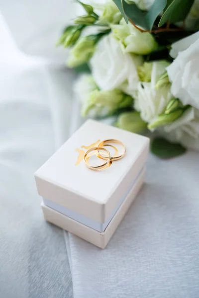 Gouden trouwringen op de trouwdag voor de pasgetrouwden. Sieraden van duur metaal — Stockfoto