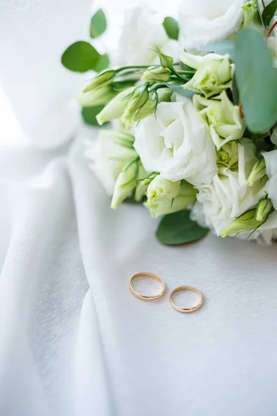 Anillos de oro en el día de la boda para los recién casados. Joyería de metal caro — Foto de Stock