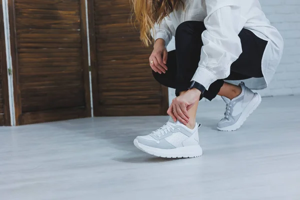 Πανέμορφα Γυναικεία Παπούτσια Πόδια Δερμάτινα Λευκά Sneakers Στο Εσωτερικό Ενός — Φωτογραφία Αρχείου