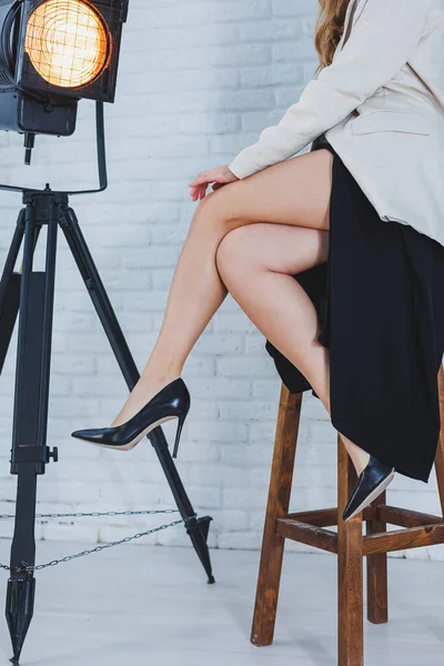 Nahaufnahme Porträt Weiblicher Beine High Heels Eine Dame Schwarzen Kleid — Stockfoto