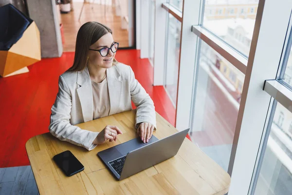 Mujer Enfocada Ropa Casual Escribiendo Netbook Mientras Trabaja Nuevo Proyecto — Foto de Stock