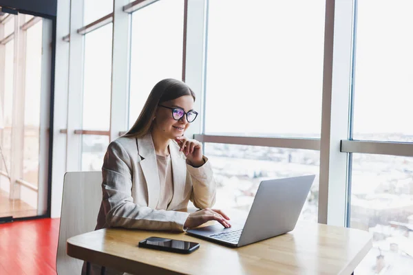 Mujer Enfocada Ropa Casual Escribiendo Netbook Mientras Trabaja Nuevo Proyecto — Foto de Stock