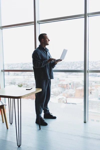 Joven Hombre Negocios Sosteniendo Teléfono Una Oficina Centro Negocios Fondo — Foto de Stock