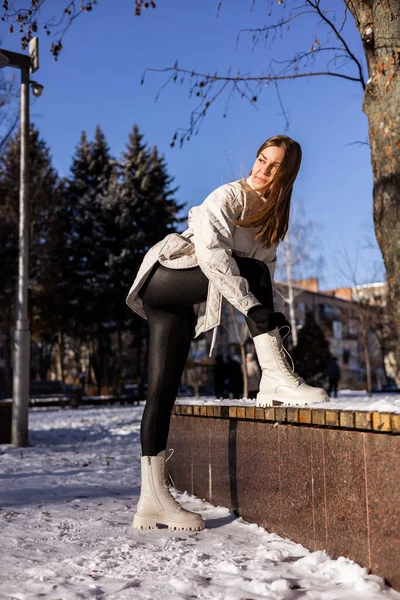 Een Mooie Jonge Vrouw Een Wit Jasje Witte Leren Laarzen — Stockfoto