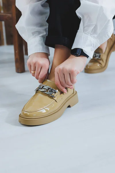 Close Van Vrouwelijke Benen Zwarte Jeans Stijlvolle Leren Beige Schoenen — Stockfoto