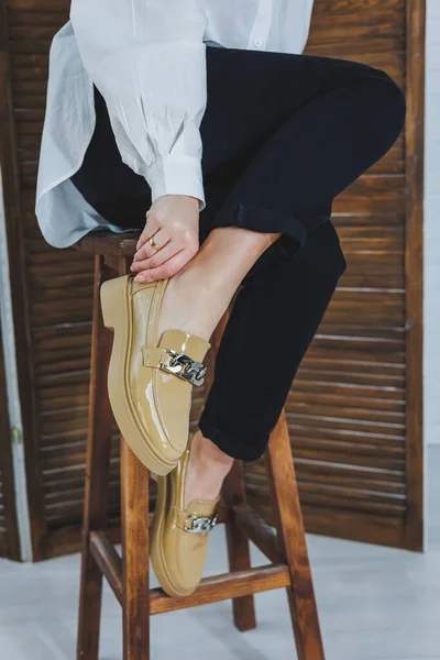 Κοντινό Πλάνο Γυναικείων Ποδιών Μαύρο Τζιν Κομψά Δερμάτινα Μπεζ Παπούτσια — Φωτογραφία Αρχείου