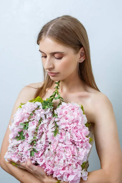 Elinde Taze Bahar Çiçekleri Tutan Kendine Güvenen Güzel Bir Kadın — Stok fotoğraf