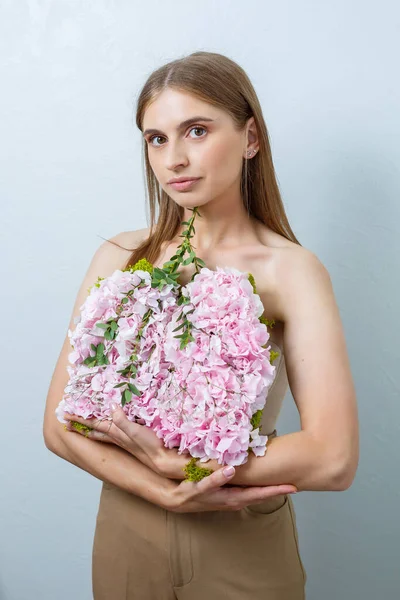 Elinde Taze Bahar Çiçekleri Tutan Kendine Güvenen Güzel Bir Kadın — Stok fotoğraf