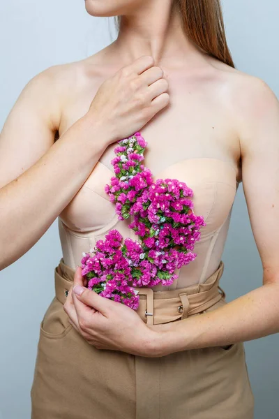 Vacker Självsäker Kvinna Som Håller Färska Vårblommor Sina Händer Färska — Stockfoto