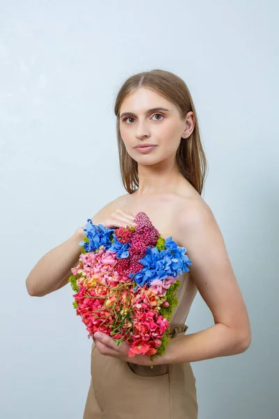 Vacker Självsäker Kvinna Som Håller Färska Vårblommor Sina Händer Färska — Stockfoto