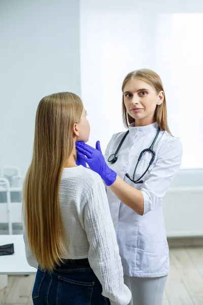 Uma Jovem Mulher Recepção Uma Médica Especialista Terapeuta Realiza Exame — Fotografia de Stock