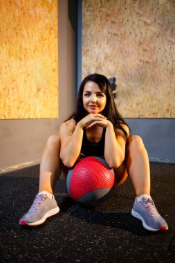 Kız spor salonunda egzersiz yapıyor..