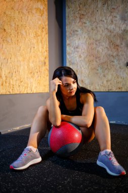 Kız spor salonunda egzersiz yapıyor..