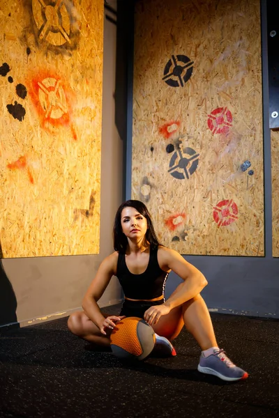 Девушка Выполняет Упражнения Тренажерном Зале — стоковое фото