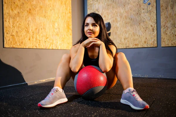 Chica Realiza Ejercicios Gimnasio — Foto de Stock