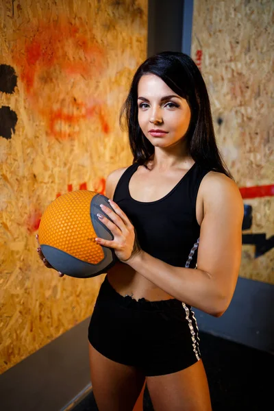 Kız Spor Salonunda Egzersiz Yapıyor — Stok fotoğraf