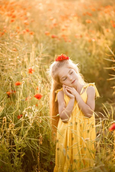 Kleines Mädchen Gelbem Kleid Läuft Roten Mohnblumen Vor Grünem Gras — Stockfoto