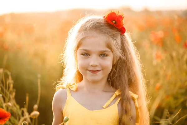 Yüzünde Güller Açan Tarla Gelincikleriyle Neşeli Bir Kız Kırmızı Çiçekler — Stok fotoğraf