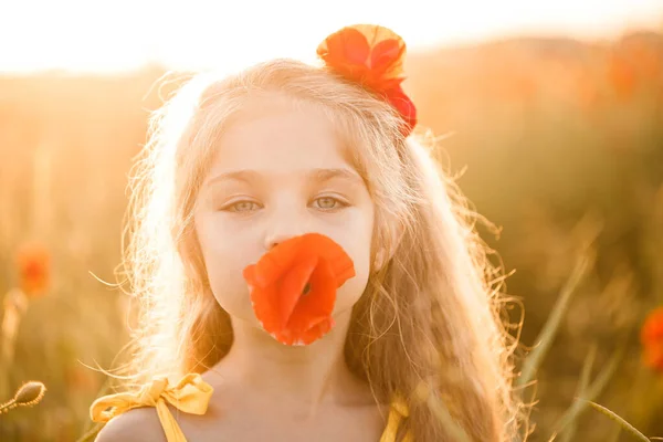 Menina Vestido Amarelo Corre Flores Papoula Vermelhas Fundo Grama Verde — Fotografia de Stock