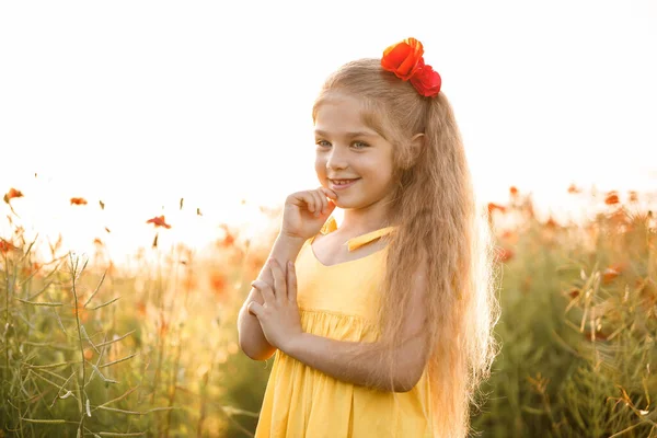 Glada Flicka Med Ett Leende Läpparna Blommande Fält Röda Blommor — Stockfoto