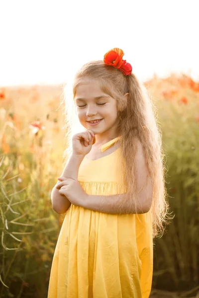 Glada Flicka Med Ett Leende Läpparna Blommande Fält Röda Blommor — Stockfoto