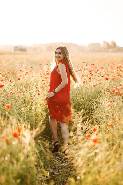 Kobieta Europejskim Wyglądzie Długimi Blond Włosami Czerwoną Letnią Sukienką Stoi — Zdjęcie stockowe