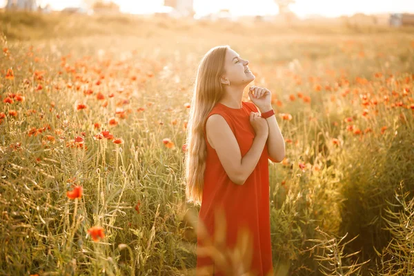 ポピーの花の分野で赤いドレスを着た美しい女性 選択的焦点 — ストック写真