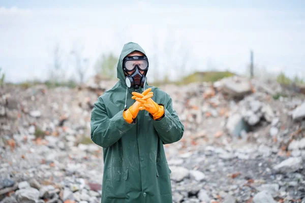 Homem Com Uma Máscara Protetora Roupa Protetora Explora Zona Perigo — Fotografia de Stock