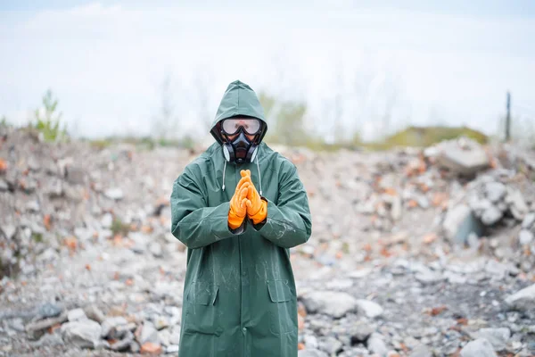 Seorang Pria Bertopeng Pelindung Dan Pakaian Pelindung Menjelajahi Zona Bahaya — Stok Foto