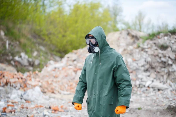Homme Portant Masque Protection Des Vêtements Protection Explore Zone Dangereuse — Photo