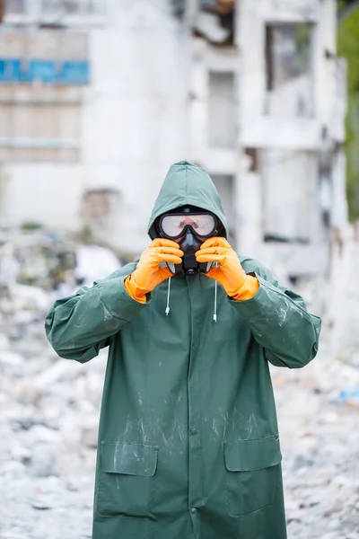 Ένας Άντρας Προστατευτική Μάσκα Και Προστατευτικό Ρουχισμό Εξερευνά Μια Επικίνδυνη — Φωτογραφία Αρχείου