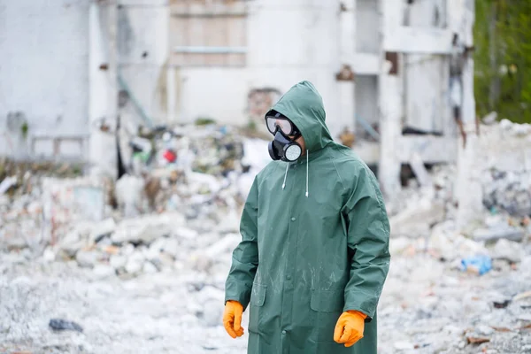 Egy Férfi Védőmaszkban Védőruhában Felfedez Egy Veszélyes Radioaktív Területet — Stock Fotó