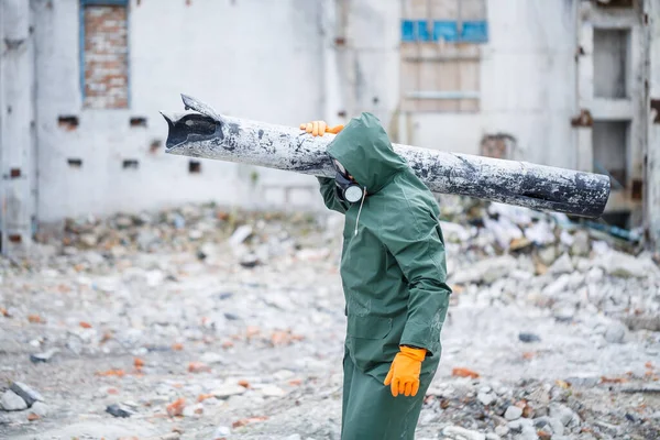 Homem Com Uma Máscara Protetora Roupa Protetora Explora Zona Perigo — Fotografia de Stock