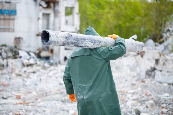 Homem Com Uma Máscara Protetora Roupa Protetora Explora Zona Perigo — Fotografia de Stock