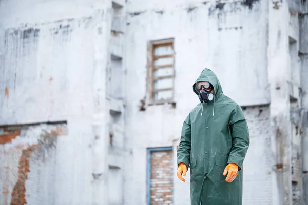 Mężczyzna Masce Ochronnej Ubraniu Ochronnym Bada Niebezpieczny Obszar Radioaktywny — Zdjęcie stockowe