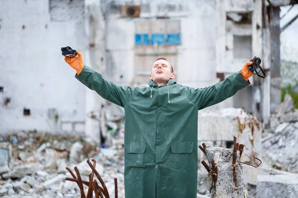 Egy férfi leveszi a védőmaszkot, és védőruhába öltözik, felfedez egy veszélyes radioaktív zónát.. — Stock Fotó