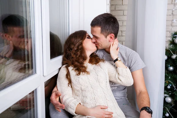 Una Giovane Bella Donna Incinta Suo Uomo Comodo Vestito Bianco — Foto Stock