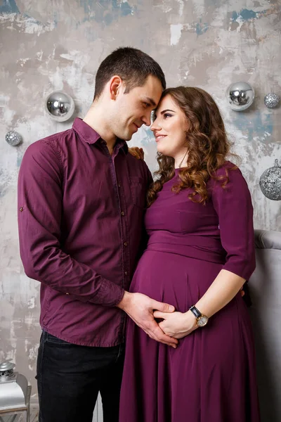 Imagem Marido Segurando Barriga Das Mãos Esposa Grávida Mulher Menina — Fotografia de Stock