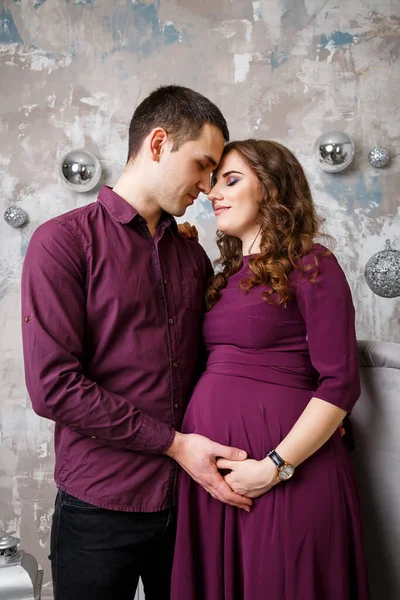 Beeld Van Een Man Die Buik Van Zwangere Vrouwen Handen — Stockfoto