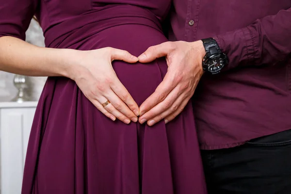 Imagem Cortada Marido Segurando Barriga Sua Esposa Grávida Fazendo Símbolo — Fotografia de Stock