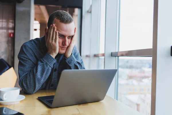 Jeune Homme Beau Assied Une Table Regarde Avec Surprise Écran — Photo