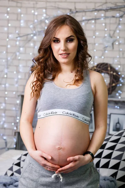 Una Morena Embarazada Lencería Está Sentada Una Cama Mirando Estómago —  Fotos de Stock