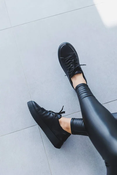 新しいコレクションの女性の革の靴 女性の足は黒のレースアップスニーカーでクローズアップ 春と夏の靴 — ストック写真