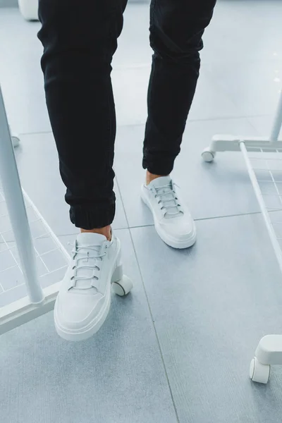 Zapatillas Casual Cordones Cuero Blanco Para Hombre Pantalones Negros Sobre —  Fotos de Stock